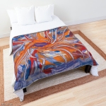 coperta con tema astratto formato da forme confluenti in arancione e blu su letto